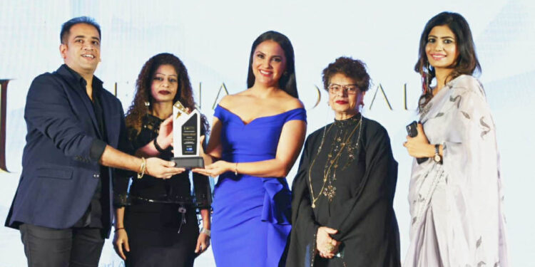 Dr Pratayksha Bhardwaj felicitated as The Most Renowned Weight Loss & laser Expert of India by celebrated actor Lara Dutta