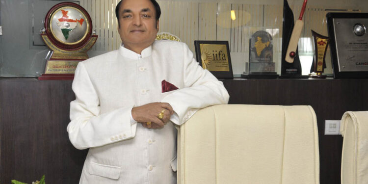 Moradabad activist Arvind Goel distributes 1000 mud pots to give birds water