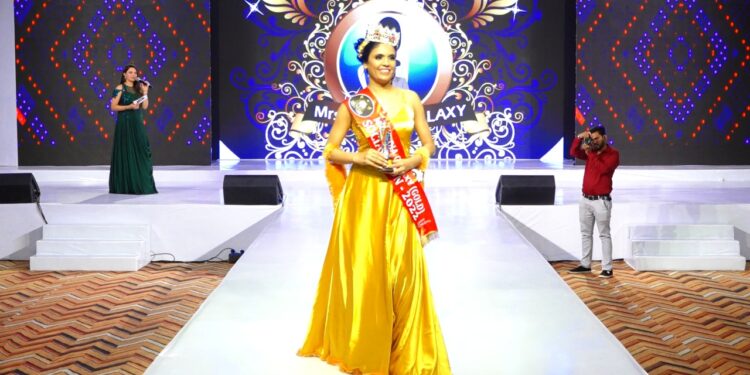 Rakhi Singh crowned as National Social Icon at Mrs.India Galaxy 2022