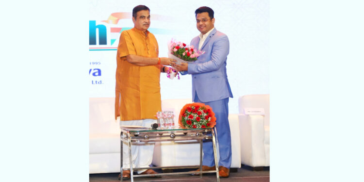Entrepreneur Sachin Bamgude receives 'Pride Of Maharashtra' Award by the hands of Nitin Gadkari