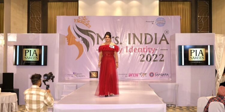 Bengaluru Software Professional Chhavi Dhiman crowned for Best Walk at Mrs.INDIA My Identity