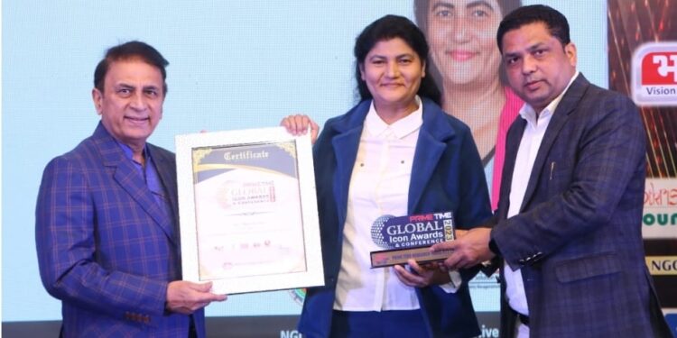 Thejo Kumari Received ‘Top Prestigious personality & Iconic Legend of the Year from the Cricketer Padmabhushan Sunil Gavaskar