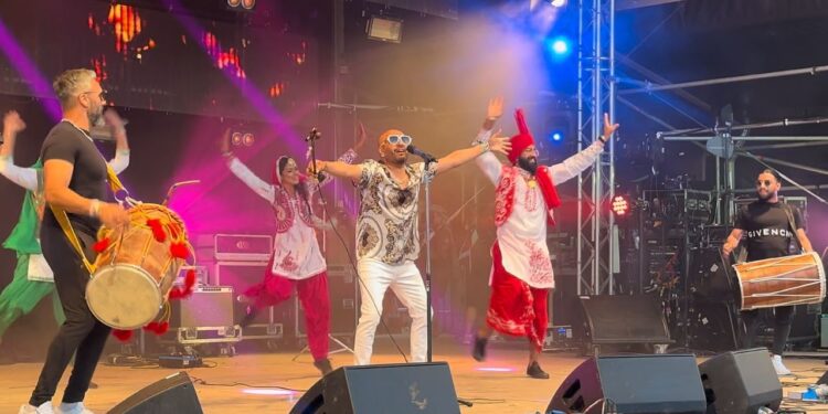 GLASTONBURY 2023 BEE2