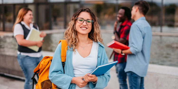 One Assignment, Different Outcomes: Does Access to Academic Support Create an Unequal Playing Field?